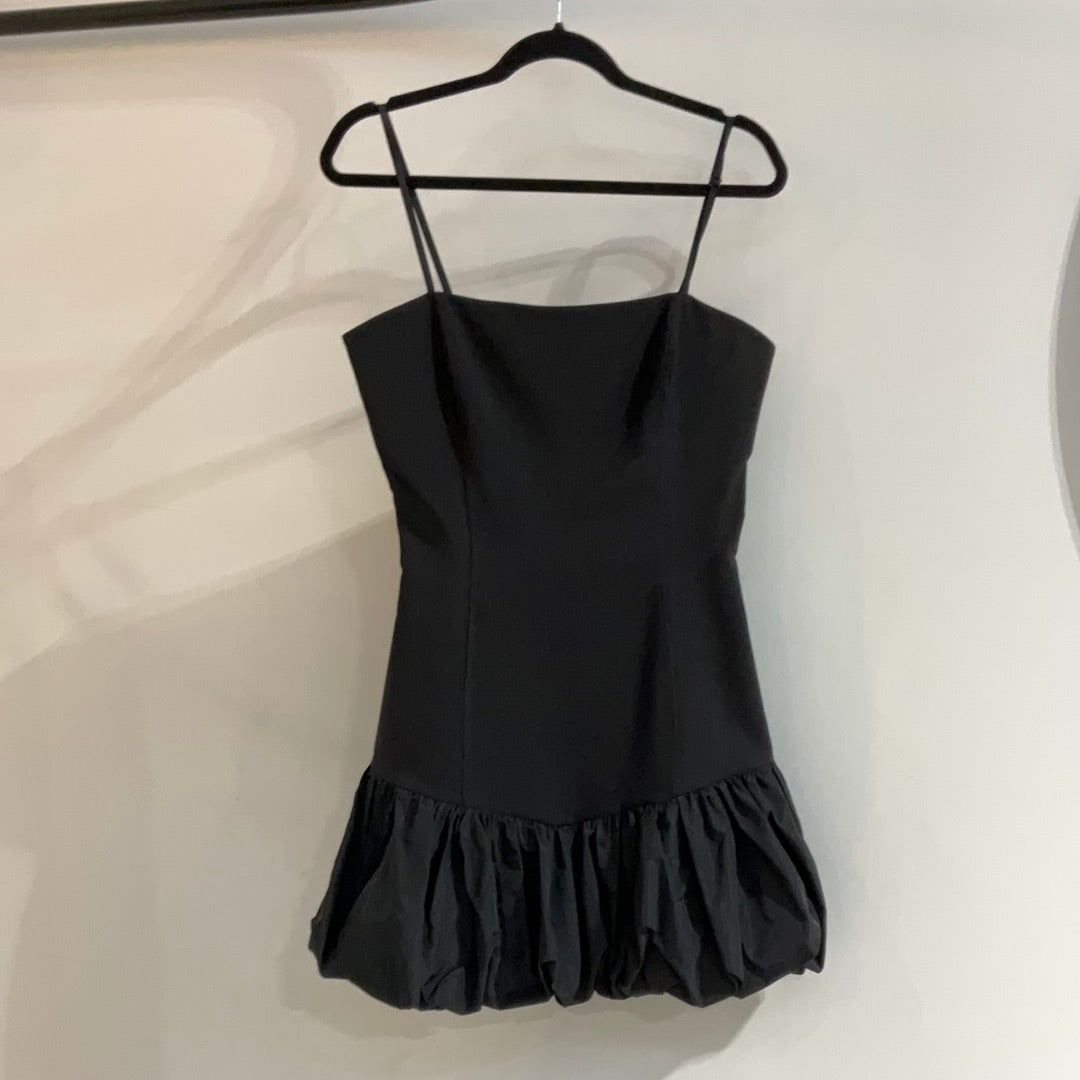 Robe noire froufrou